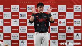 中職37年例行賽，味全龍三壘手劉基鴻延長賽敲出再見全壘打，賽後獲選單場MVP。（圖／記者劉彥池攝影）