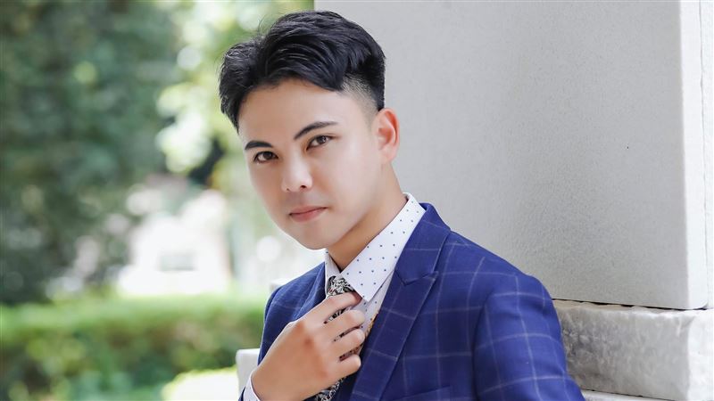 知名房地產 YouTuber「房仲子杰」驚傳猝逝，年齡不到30歲，死因疑與長期過勞有關。（圖／翻攝臉書）