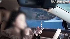 女子在高速公路行駛時開啟輔助駕駛功能，卻雙手離開方向盤，甚至出現進食、隨音樂擺動雙手及化妝等行為。（圖／翻攝自央視）