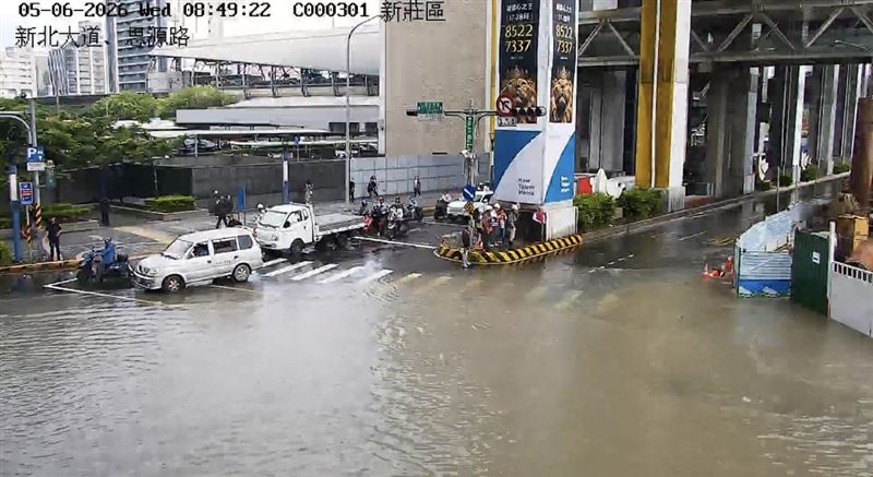 新北是新莊區新北大道、思源路口，發生嚴重積淹水。（圖／翻攝自即時影像監視器）