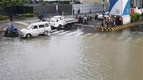 新北是新莊區新北大道、思源路口，發生嚴重積淹水。（圖／翻攝自即時影像監視器）