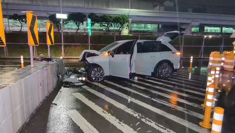 租賃車不明原因自撞護欄，造成夫妻一死一傷。（圖／翻攝畫面）