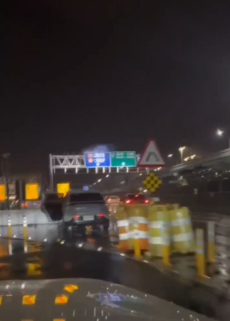 夫妻兩從台北出發，搭乘租賃車前往機場，卻在機場內自撞。（圖／翻攝畫面）