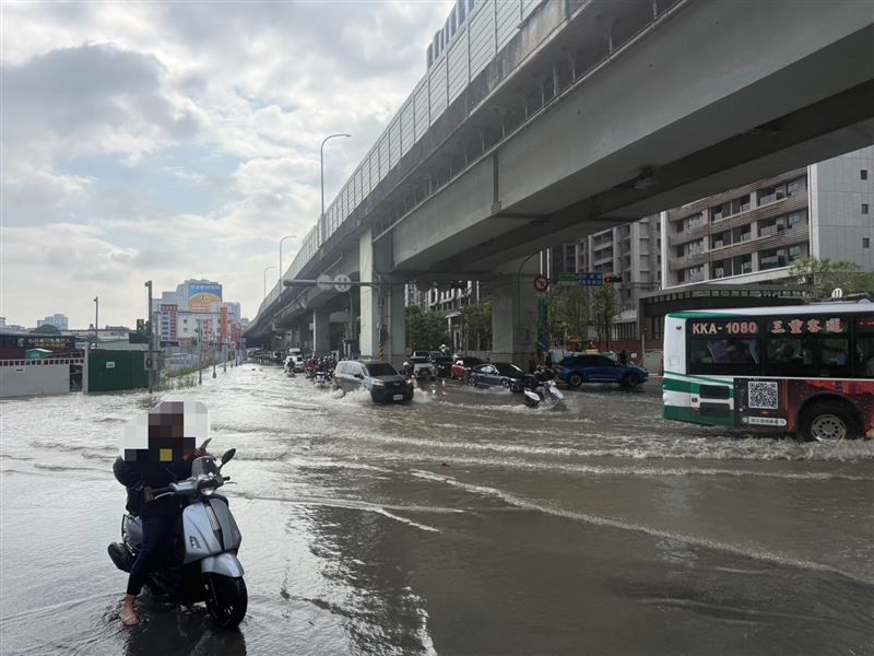 新北市新莊區思源路、新北大道路口今早出現嚴重積水。（圖／翻攝畫面）