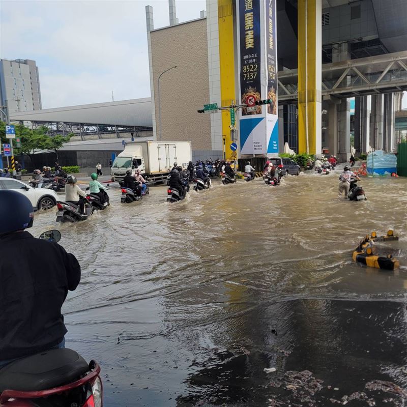 新北市新莊區思源路、新北大道路口今早出現嚴重積水。（圖／翻攝畫面）