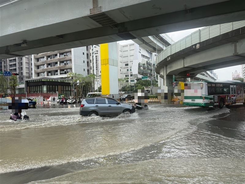 新北市新莊區思源路、新北大道路口今早出現嚴重積水。（圖／翻攝畫面）
