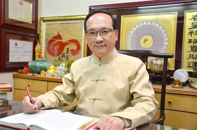 台中名門命理教育協會創會理事長、知名民俗專家楊登嵙(圖/楊登嵙提供)