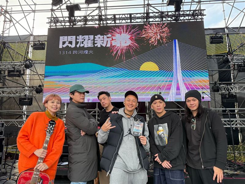 阿Ben（中）跟黃鐙輝（左2）的板凳樂團成立3年。（圖／翻攝自臉書）