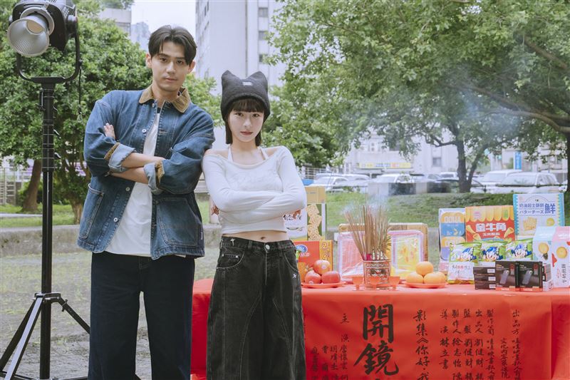 李玉璽(左)搭檔峮峮(右),被問喜不喜歡啦啦隊急撇清。(圖/七十六原子提供)