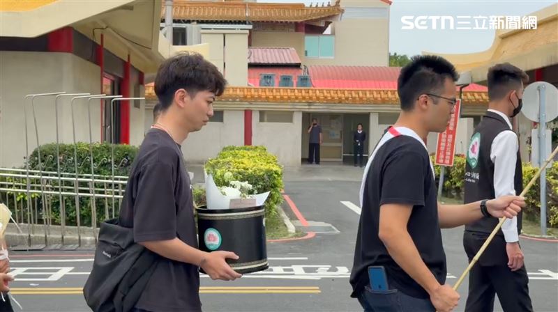 男友以未婚夫身分捧著詠心牌位，送她最後一程。（圖／記者林昱孜攝影）