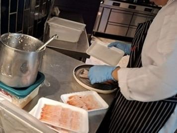 位於大直的泰市場爆出食安問題。北市衛生局稽查後指，有員工備餐未戴口罩。(圖為衛生局稽查畫面／北市衛生局提供）