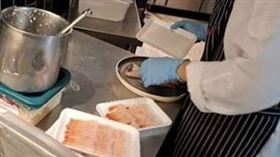位於大直的泰市場爆出食安問題。北市衛生局稽查確認，有員工備餐未戴口罩。(圖為衛生局稽查畫面／北市衛生局提供）