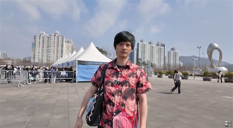 YTR尊陪女友追星。（圖／翻攝自YouTube）