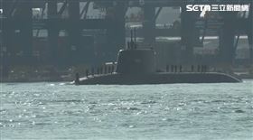 海鯤號第14次出海測試，港邊有民眾持國旗標語幫忙加油（圖／翻攝畫面）