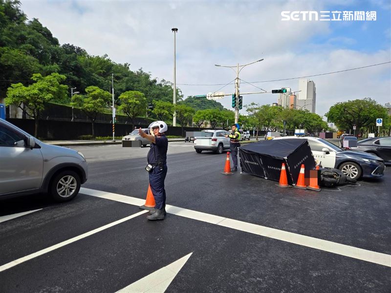 台北市忠孝東路七段發生聯結車撞機車事故，造成男騎士當場身亡。（圖／翻攝畫面）