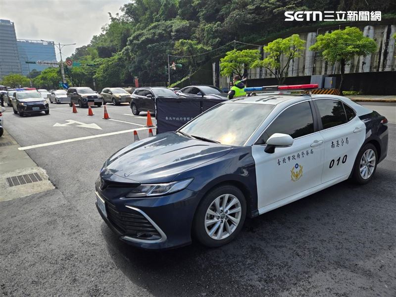 台北市忠孝東路七段發生聯結車撞機車事故，造成男騎士當場身亡。（圖／翻攝畫面）