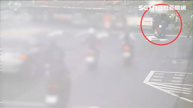 台北市忠孝東路七段發生聯結車撞機車事故，造成男騎士當場身亡。（圖／翻攝畫面）