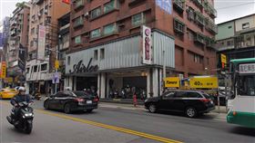 檢警今早搜索愛爾麗新莊分店的情形。（圖／記者莊淇鈞攝影）