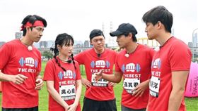 曾昱嘉（中）流感康復後就投入錄影，過程中相當賣力。（圖／翻攝自曾昱嘉IG）