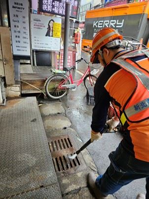 新北環保局說明，今年全市第一次噴消及側溝清淤巡檢作業已完成。年初啟動春節大掃除即同步進行防鼠作為。（圖／新北衛生局提供）