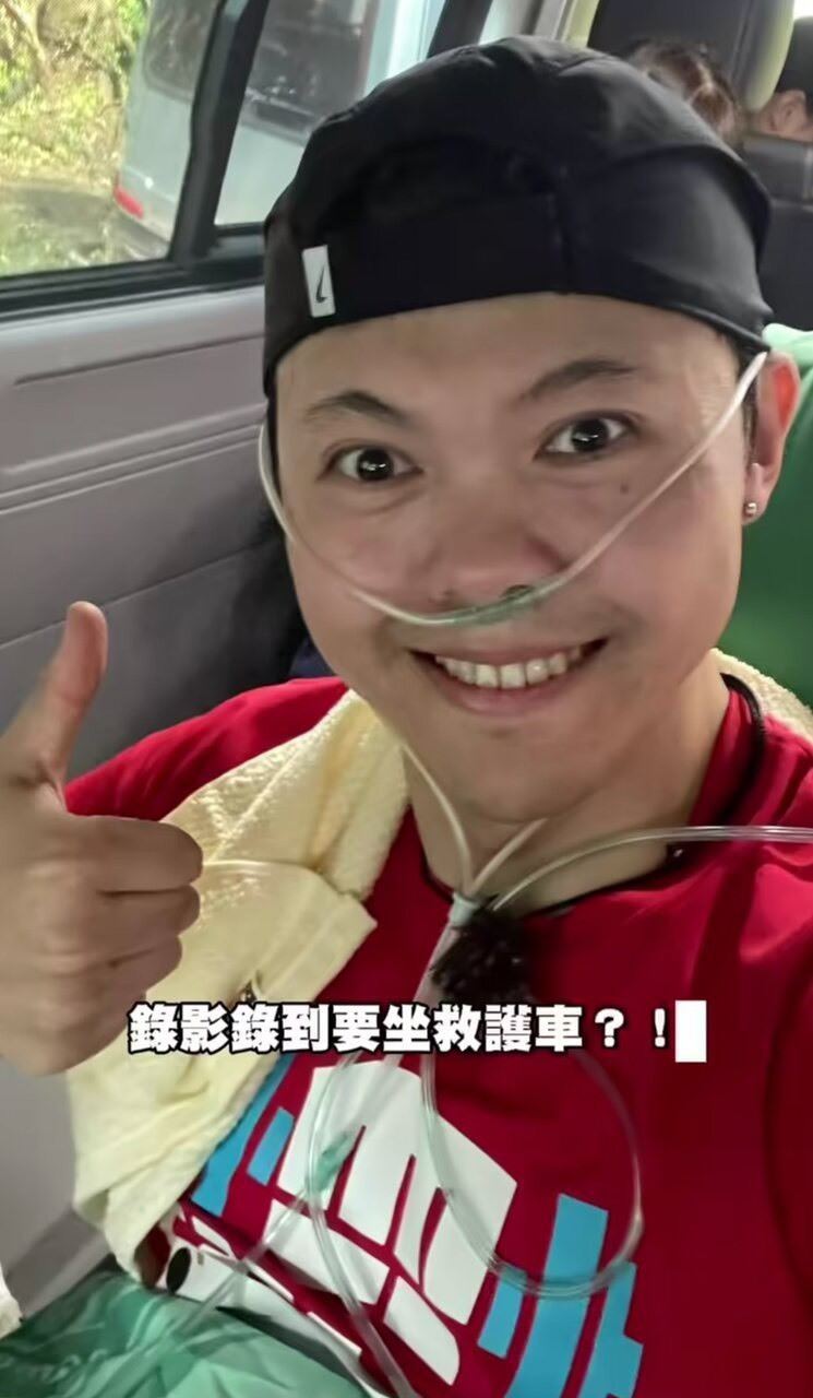 曾昱嘉癱軟坐救護車。（圖／翻攝自臉書）