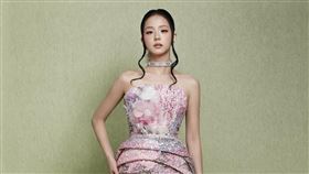 BLACKPINK成員Jisoo近期剛風光登上Met Gala紅毯。（圖／翻攝自IG @dior）