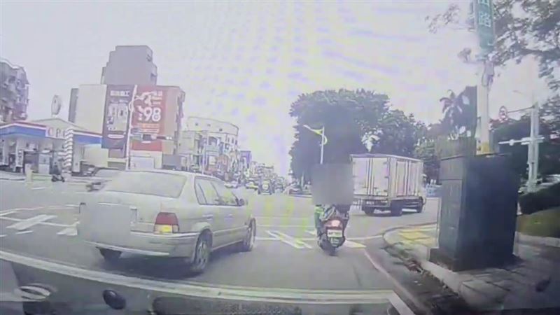 阿嬤騎機車載孫子上學，被一輛從內側右轉的汽車撞倒。（圖／翻攝畫面）