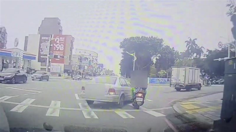 阿嬤騎機車載孫子上學，被一輛從內側右轉的汽車撞倒。（圖／翻攝畫面）
