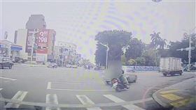 花蓮市區今天（6日）發生一起車禍肇逃事件，蔡姓阿嬤（71歲）騎機車載孫子上學，途中行經中山路、中央路口時，被一輛從內側右轉的汽車撞倒，導致蔡女全身多處擦傷，肇事車輛卻加速逃逸現場。