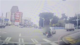 阿嬤騎車載孫上學被撞　肇事車鬼切畫面曝