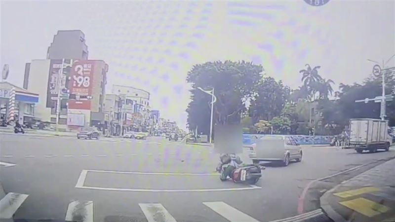 阿嬤騎機車載孫子上學，被一輛從內側右轉的汽車撞倒。（圖／翻攝畫面）