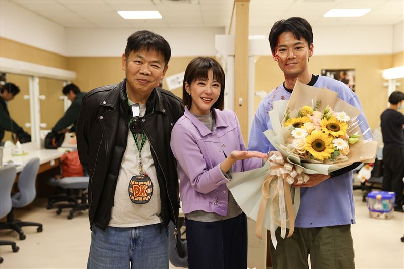 羅子惟（右）正式殺青，導演馮凱（左）、蘇晏霈（中）送上祝福。（圖／民視提供）