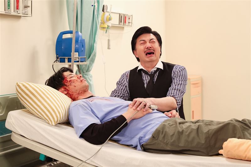 羅子惟特殊化妝逼真上陣，滿身傷痕畫面震撼，劇中爸爸吳皓昇演出絕望情緒。（圖／民視提供）