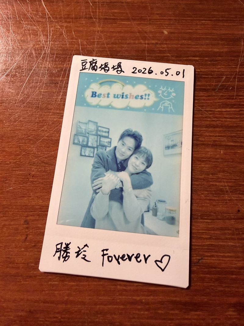 蘇晏霈送上拍立得，為王有勝跟張育玲刻苦銘心的愛畫下句點。（圖／民視提供）