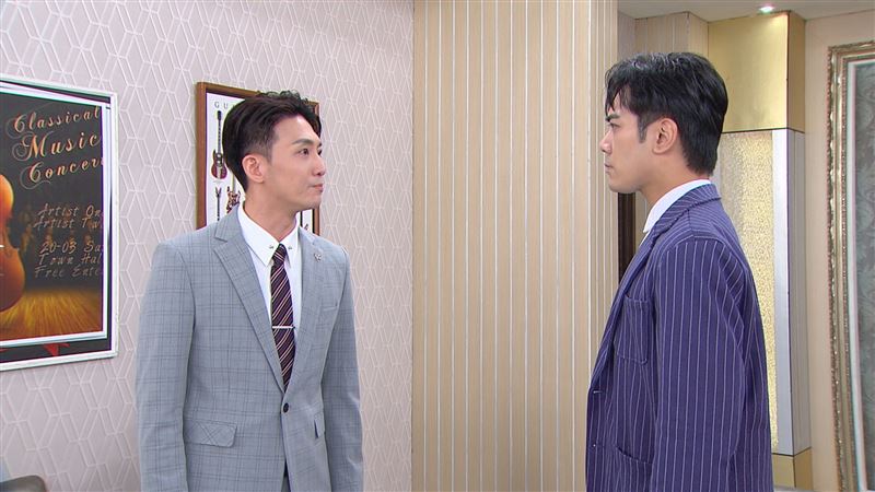 楚翔飾演的葉冠偉原本準備接受徵召參選議員，正值人生高光時刻，沒想到記者會現場卻瞬間翻車。（圖／三立）