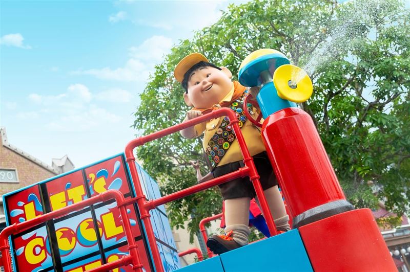 炎炎夏日來到，香港迪士尼人氣爆棚的「Pixar 水花大街派對」回歸，歡迎大人小孩一同來消暑。（圖／香港迪士尼提供）