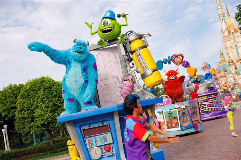「Pixar 水花大街派對！」期間，各式經典動畫人物也會在園區與大人小孩相見歡。（圖／香港迪士尼提供）
