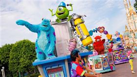 「Pixar 水花大街派對！」期間，各式經典動畫人物也會在園區與大人小孩相見歡。（圖／香港迪士尼提供） 
