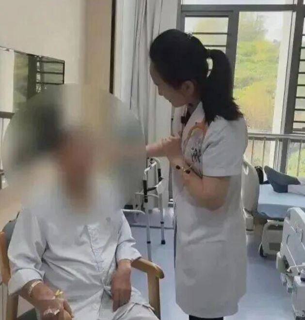 79歲老先生因生性節儉，冰箱內過期2年的食物照吃不誤，導致細菌感染引發腦膜炎險喪命。(圖／翻攝自央視網)