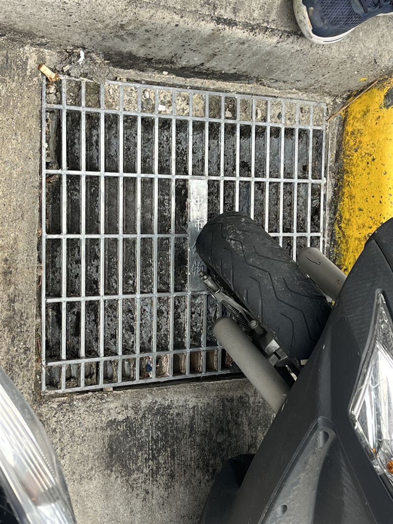 店家坦承是員工將清理霜淇淋機器的廢水倒入排水溝。（圖／台中市環保局提供）