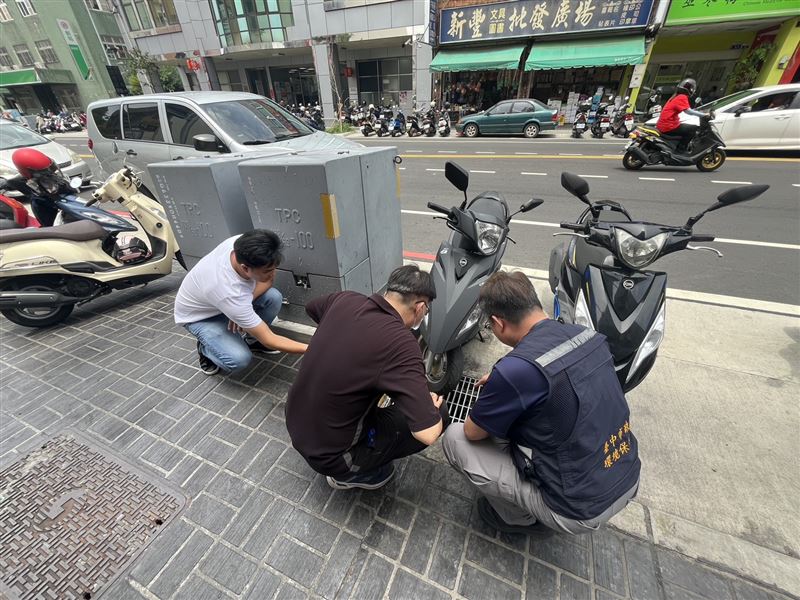 台中太平一間小火鍋店有員工在排水溝倒入整桶不明廢液，中市環保局今(6)日前往稽查。（圖／台中市環保局提供）