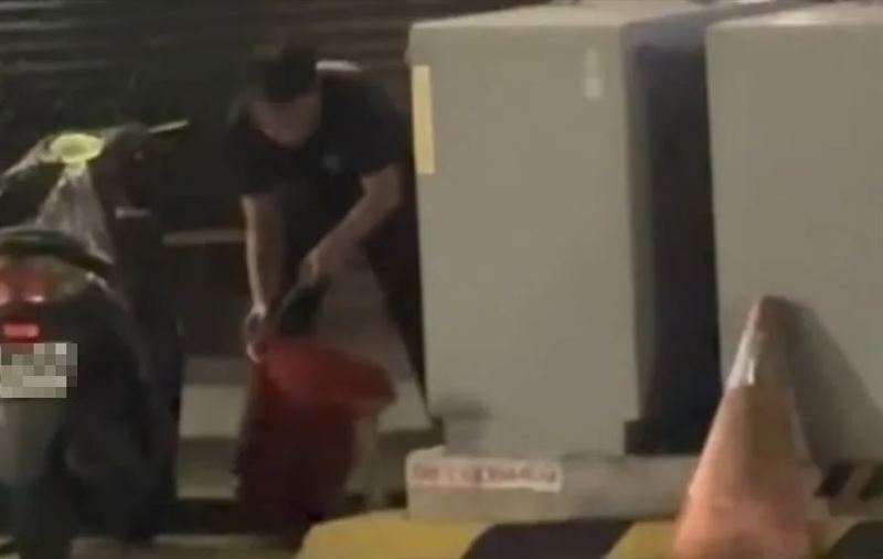 員工在打烊後直接將整桶廢液倒入水溝，部分網友質疑是廢油，抨擊店家在「養老鼠」。(圖／翻攝自爆料公社公開版）