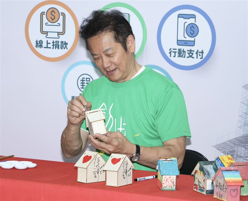 乃哥現場做愛心畫畫。(圖／記者田俊彥攝影）