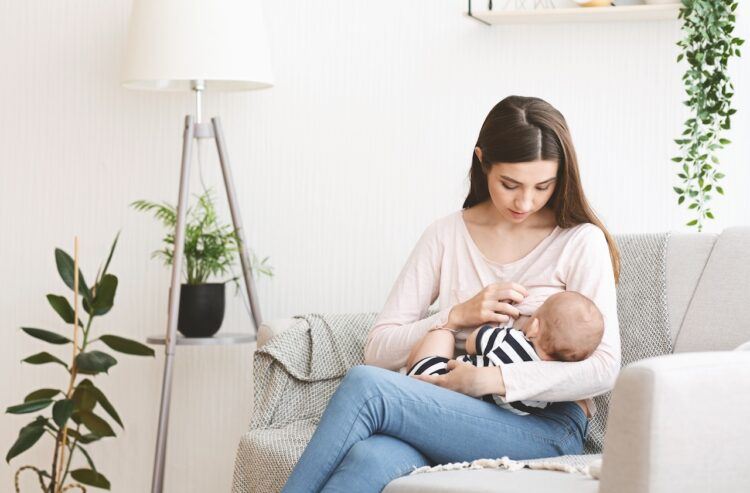 寶寶便秘是因母乳造成？兒科醫提：母乳對寶寶的4大迷思，遇到哺乳撞牆期「這樣解」。（圖／醫健新聞網提供）