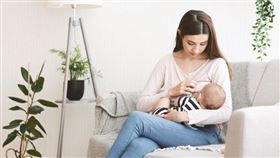 寶寶便秘是因母乳造成？兒科醫提：母乳對寶寶的4大迷思，遇到哺乳撞牆期「這樣解」。（圖／醫健新聞網提供） 