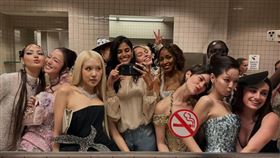 今年Met Gala「廁所自拍」由印度模特兒Bhavitha Mandava掌鏡，其中包含BLACKPINK四位成員。（圖／翻攝自IG @bhavithamandava）