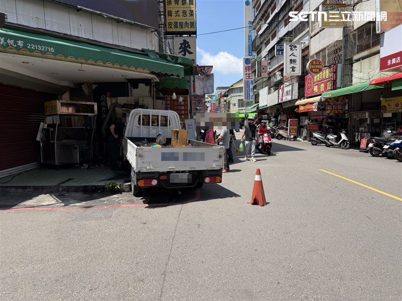 白色小貨車在行駛途中突然失控，猛烈撞擊路邊停放的機車與攤架，車頭甚至直接衝入店家騎樓。(圖/翻攝畫面)
