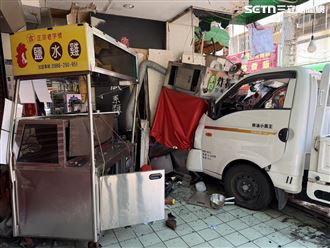 新／台中貨車失控撞進騎樓 路邊攤多攤毀