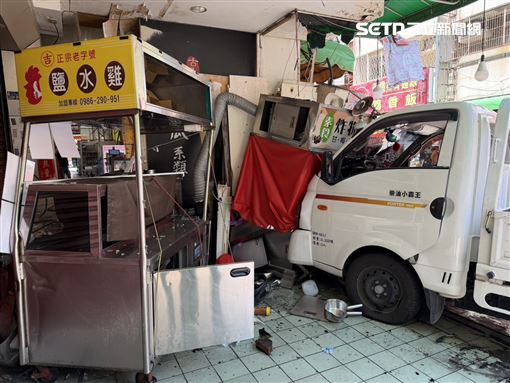新／台中貨車失控撞進騎樓 路邊攤多攤毀