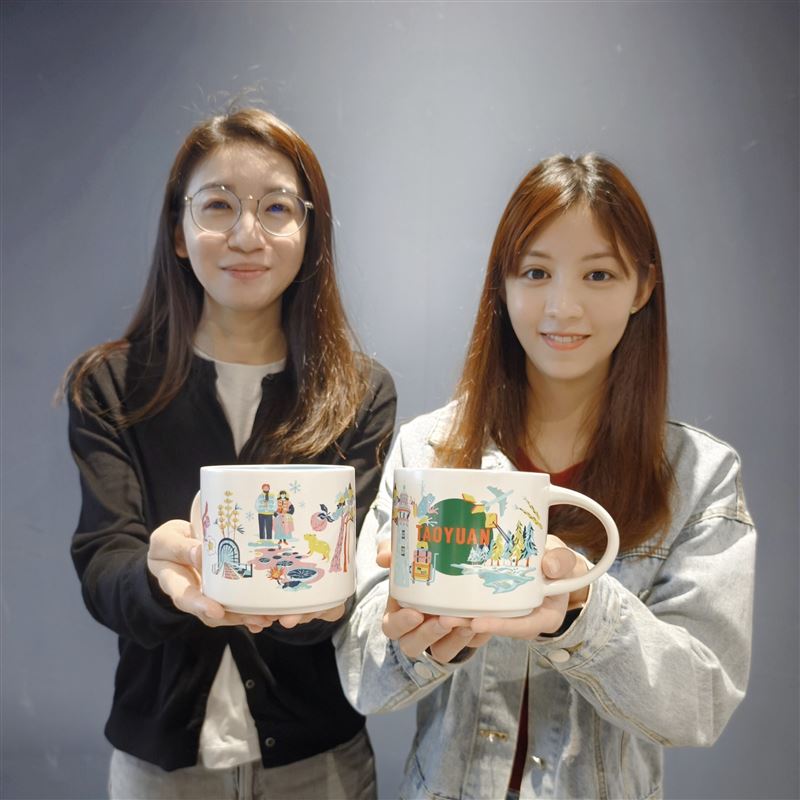 杯身圖案融合了大溪豆干、拉拉山水蜜桃、復興區泰雅族部落特產桂竹筍等元素。（圖／桃園電子報提供）